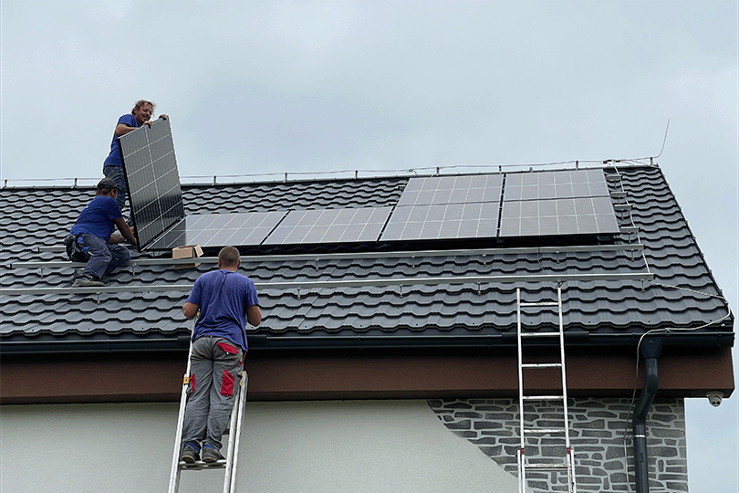 Montáž fotovoltaických panelů na střechu