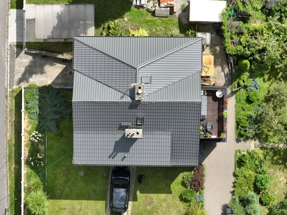 Pohled z dronu na střechu rodinného domu po rekonstrukci