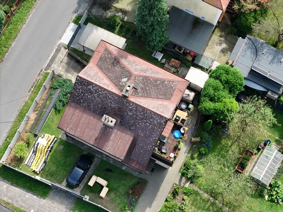 Pohled z dronu na střechu rodinného domu před rekonstrukcí