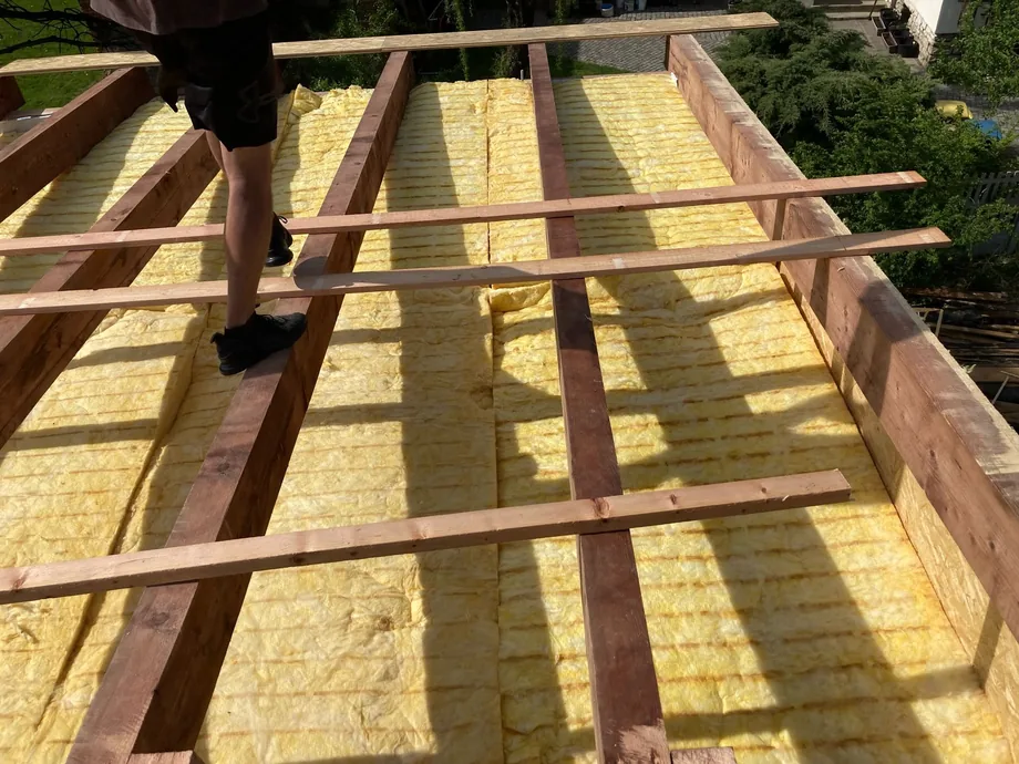Minerální izolace mezi trámy při zateplení šikmé střechy